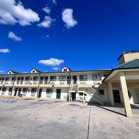 Oyo Garden Inn And Suites Pearsall I-35 East Экстерьер фото