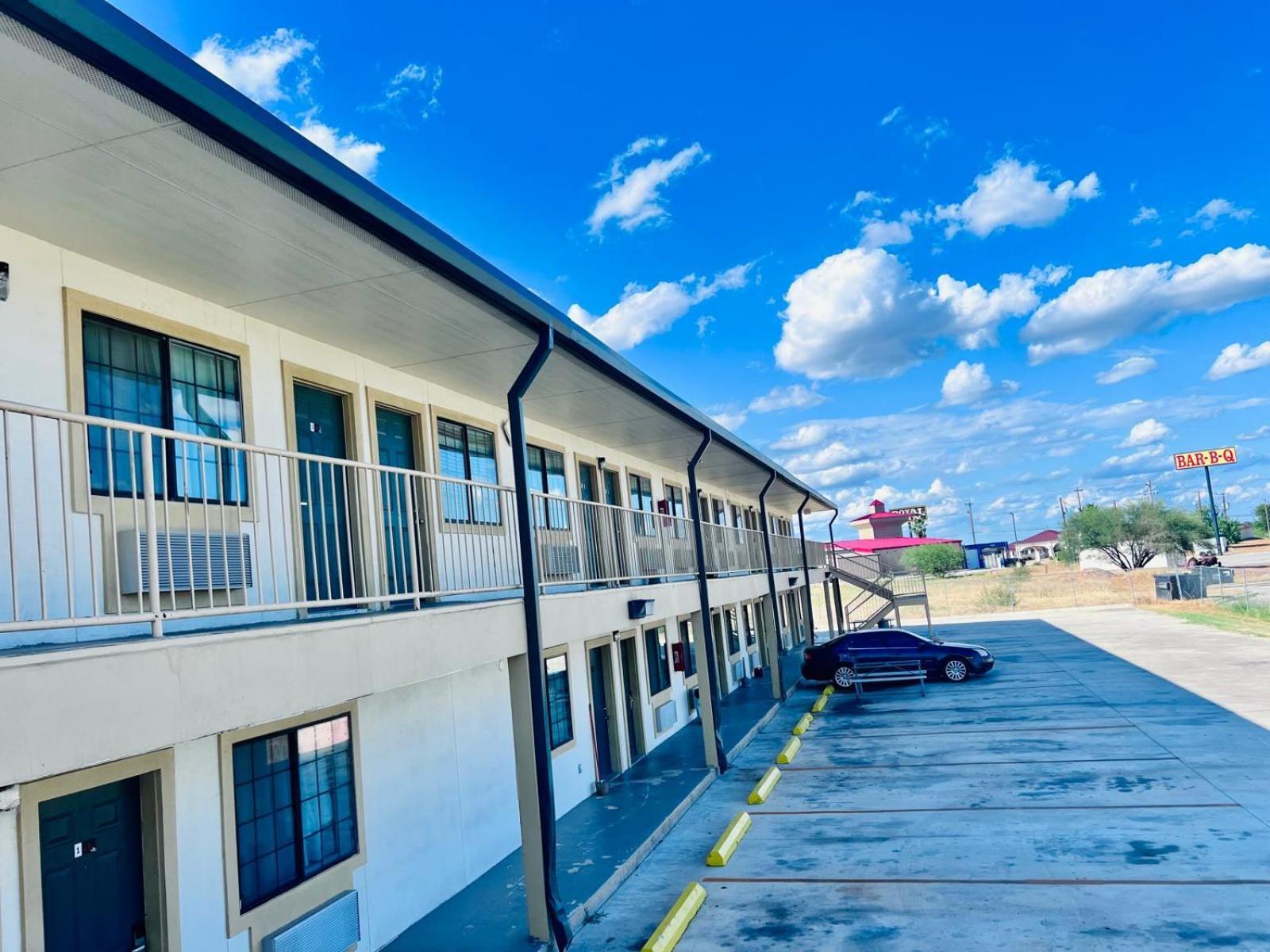 Oyo Garden Inn And Suites Pearsall I-35 East Экстерьер фото