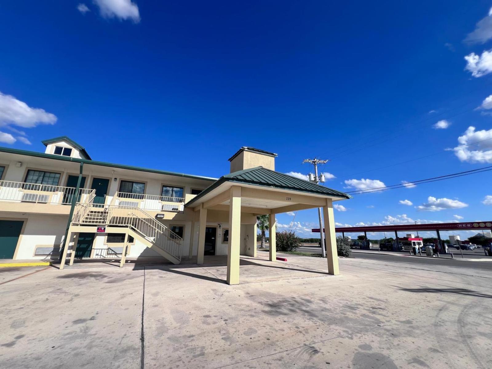 Oyo Garden Inn And Suites Pearsall I-35 East Экстерьер фото